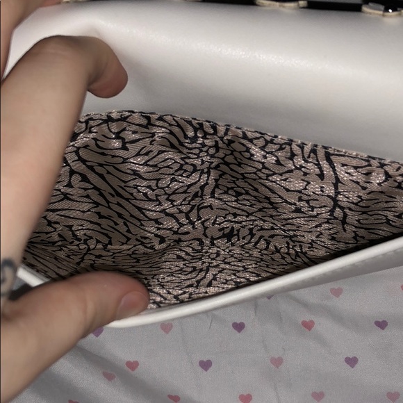 Max Studio White Flower Crossbody - Picture 8 of 8